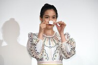 劇中に登場するマスク型のカプセル怪獣を持ったのん。