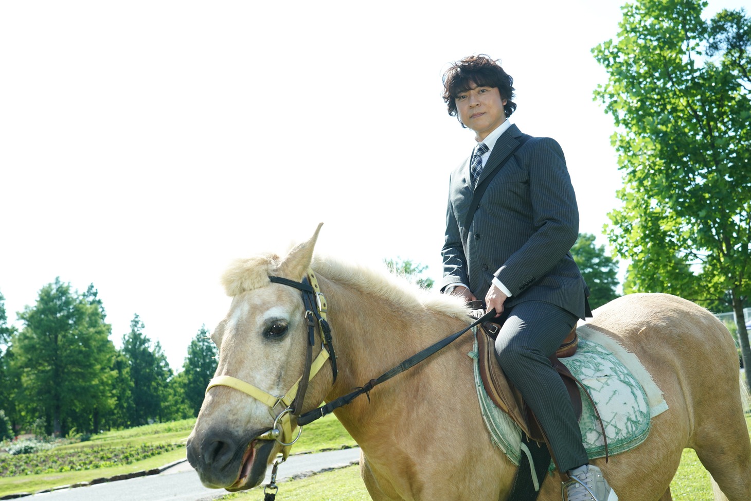 馬に乗った上川隆也。