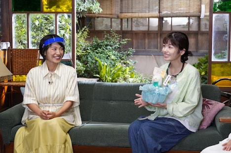 左からmiwa、小芝風花。