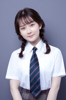 畑芽育演じる須藤百々子。