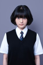 田中珠里演じる本郷ひと葉。