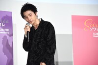 渋い感じで待っている豊原功補の真似する村上虹郎。