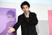 豊原功補と小泉今日子の撮影現場の様子を説明する村上虹郎。
