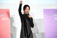 車両止めをするプロデューサー陣の真似をする芋生悠。