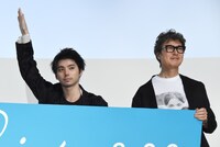 左から村上虹郎、豊原功補。