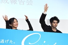 左から芋生悠、村上虹郎。