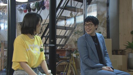 「ん」より、左から松本穂香、麒麟・川島。