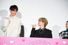 左から伊藤あさひ、吉野北人。