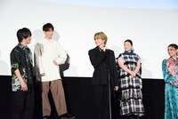 スタンドマイクを用意され、周りから「歌うの!?」といじられる吉野北人（中央）。