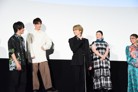 スタンドマイクを用意され、周りから「歌うの!?」といじられる吉野北人（中央）。