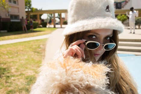 「ブックスマート 卒業前夜のパーティーデビュー」より、ビリー・ロード演じるジジ。