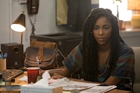 「ブックスマート 卒業前夜のパーティーデビュー」より、ジェシカ・ウィリアムズ演じるミス・ファイン。