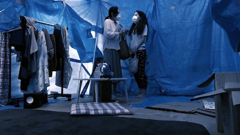 「見上げた空とマスク」