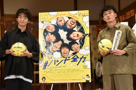 「#ハンド全力」ヒット祈願後フォトセッションの様子。左から加藤清史郎、松居大悟。