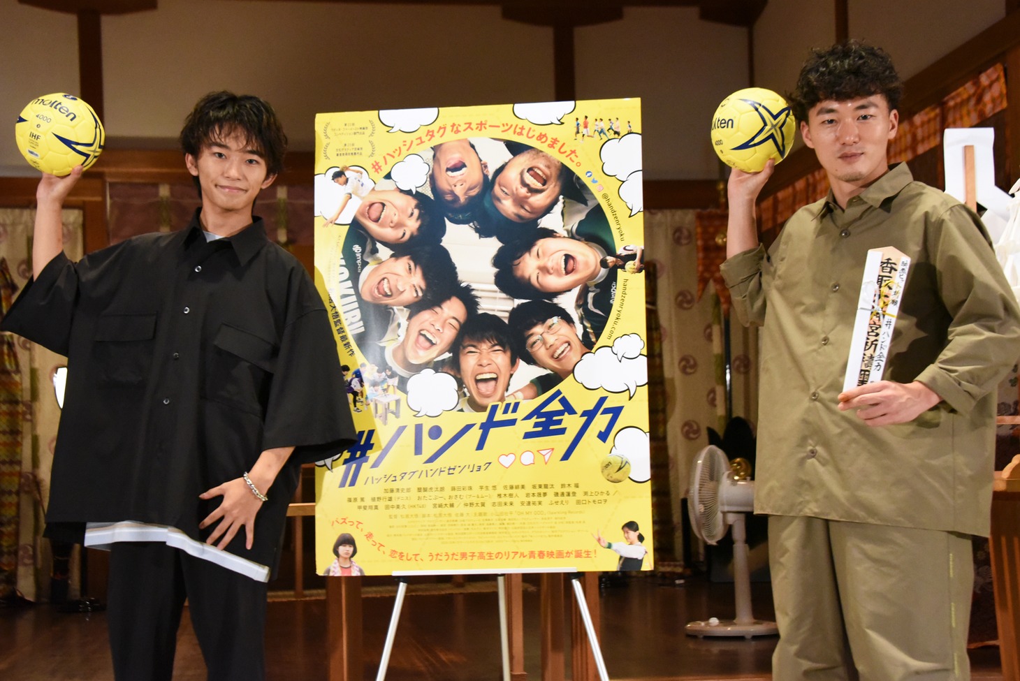 「#ハンド全力」ヒット祈願後フォトセッションの様子。左から加藤清史郎、松居大悟。