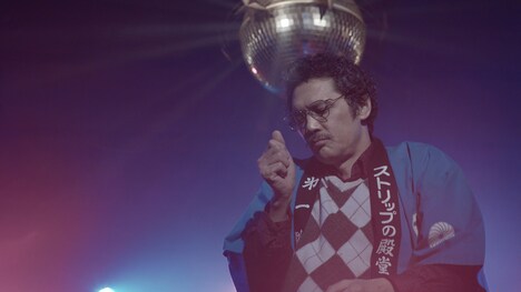 「彼女は夢で踊る」