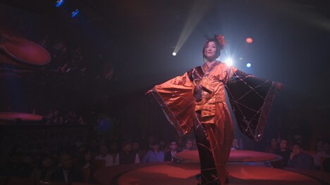 「彼女は夢で踊る」