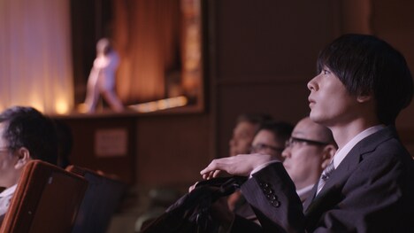 「彼女は夢で踊る」