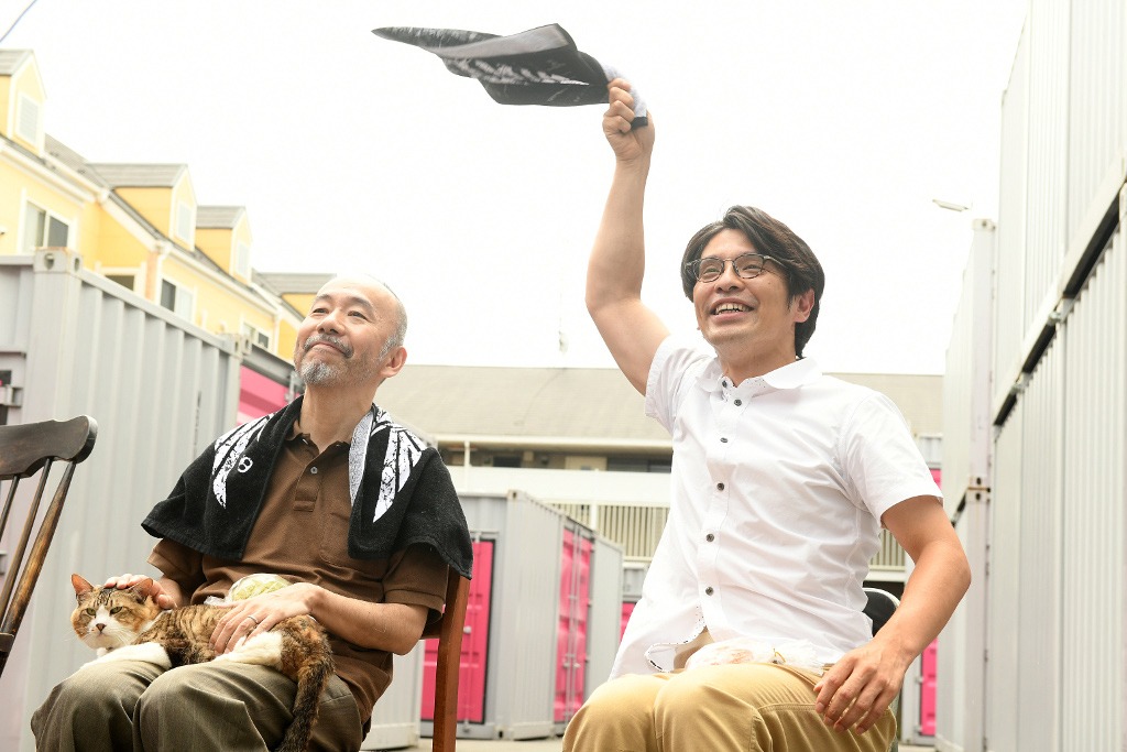 「MIU404」第7話より、左から塚本晋也演じる倉田靖典、瀧川英次演じるトランクルームの管理人。
