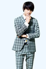 世中渡役の佐野勇斗。