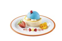 「ドラえもんの通りぬけフープケーキ～パイナップルムース添え～」（税込800円）