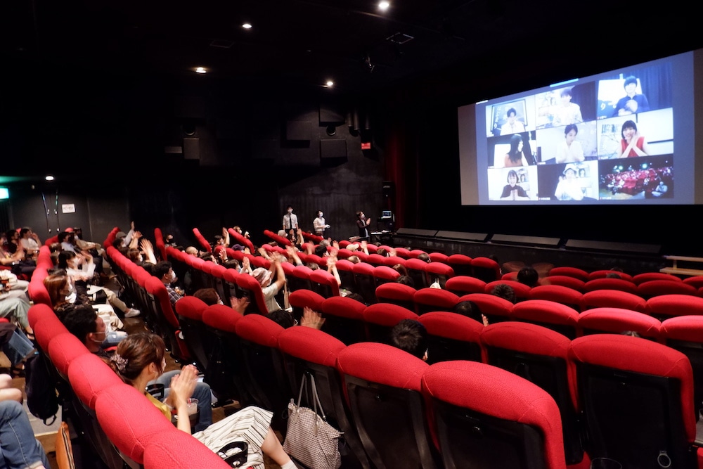 「君が世界のはじまり」公開記念オンラインイベントの劇場の様子。