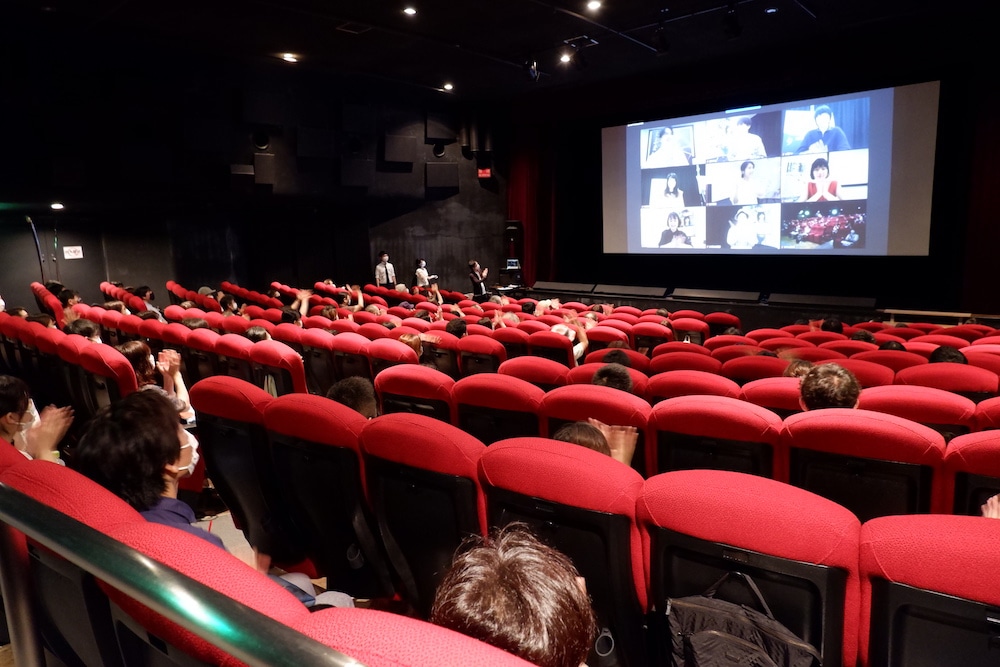 「君が世界のはじまり」公開記念オンラインイベントの劇場の様子。