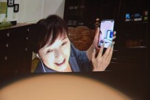 リモートで参加中に自撮りを試みる桃井かおり。