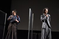 左から坂口拓、山崎賢人。