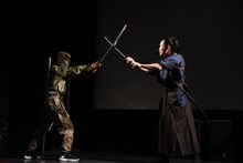 アクションを実演する坂口拓（右）。