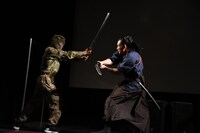 アクションを実演する坂口拓（右）。