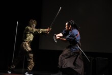 アクションを実演する坂口拓（右）。