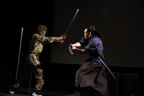 アクションを実演する坂口拓（右）。