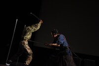 アクションを実演する坂口拓（右）。