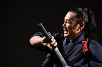 アクションを実演した坂口拓。