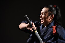 アクションを実演した坂口拓。