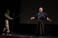 「もしも舞台挨拶中に襲われたら？」というテーマでアクションを披露する坂口拓（右）。