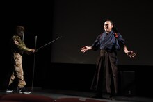 「もしも舞台挨拶中に襲われたら？」というテーマでアクションを披露する坂口拓（右）。