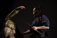 「もしも舞台挨拶中に襲われたら？」というテーマでアクションを披露する坂口拓（右）。