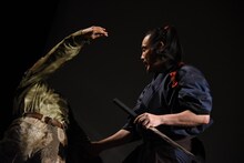 「もしも舞台挨拶中に襲われたら？」というテーマでアクションを披露する坂口拓（右）。