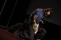 「もしも舞台挨拶中に襲われたら？」というテーマで、敵役に関節技をかける坂口拓。