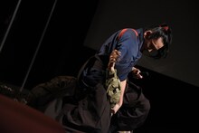 「もしも舞台挨拶中に襲われたら？」というテーマで、敵役に関節技をかける坂口拓。