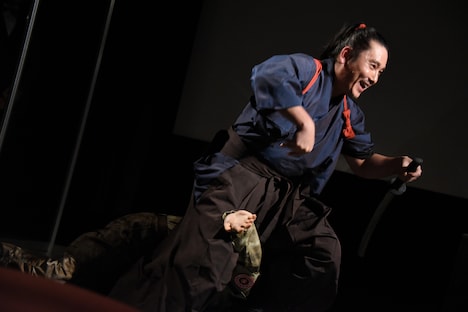 敵役に関節技をかけ、下村勇二から「カット、カット！」と止められた坂口拓。