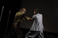 “可変ウェイブ”に挑戦する山崎賢人（右）。