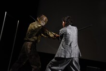 “可変ウェイブ”に挑戦する山崎賢人（右）。