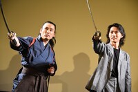 左から坂口拓、山崎賢人。