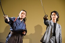 左から坂口拓、山崎賢人。