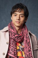 天沢陽一郎役の満島真之介。