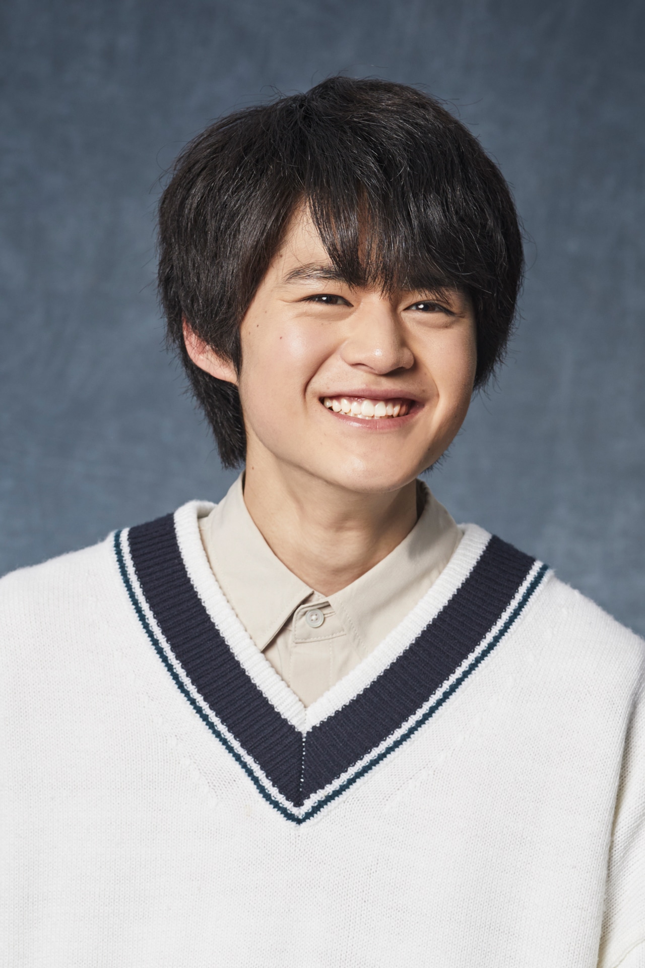 鈴木二汰役の鈴鹿央士。