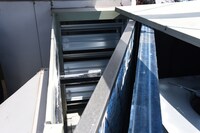 大型空調用ウイルス対策システム「トレイン・トリプルエアシールド」の内部の様子。奥に見えるのが光触媒と紫外線照射ユニット。